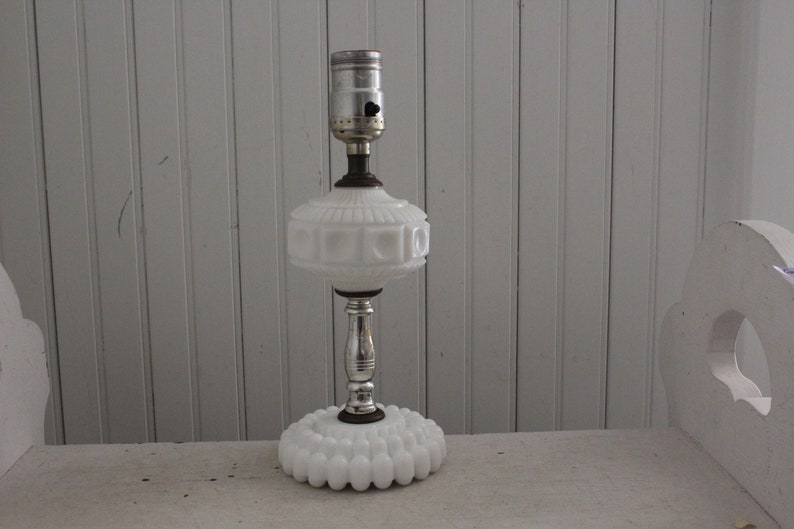 1960s Table Accent Lamp Vintage Milk Glass Boudoir Bedroom Nursery Lamp Milk Glass Lamp wSilver Metal Fittings Little Girl/'s Bedroom