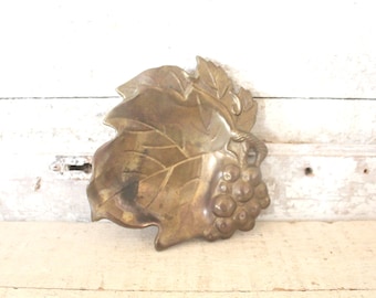 Vintage Brass Grape Leaf Dresser Dish - Jewelry Whatnot Brass Dish - Brass Soap Dish - Mom, Grandma, Girl, Teen Gift - Grape Leaf Brass Dish