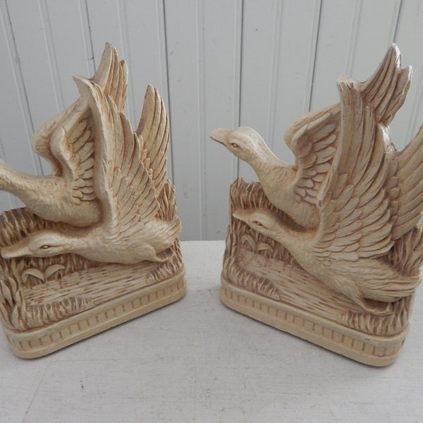 Syroco Resin Duck Bookends - Mid Century Duck Water Fowl Bookends - Perfect Gift for Duck Hunter, Hunting Lodge, Cabin, Office, or Man Cave!