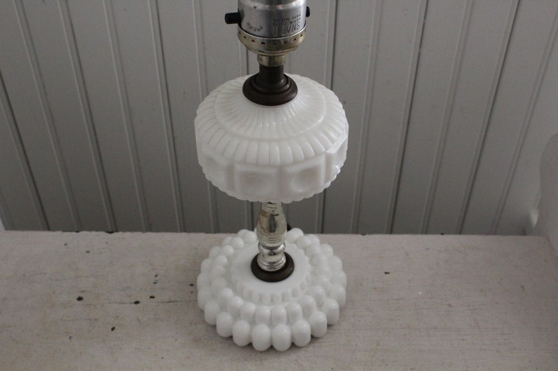 1960s Table Accent Lamp Vintage Milk Glass Boudoir Bedroom Nursery Lamp Milk Glass Lamp wSilver Metal Fittings Little Girl/'s Bedroom