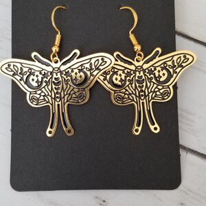 Aretes colgantes de polilla dorados
