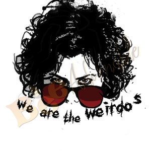Könnte beinhalten: Illustration einer Person mit schwarzen Locken und roter Sonnenbrille. Der Text "we are the weirdos" ist in schwarzer, stilisierter Schrift unter den Augen geschrieben. Der Hintergrund ist weiß.