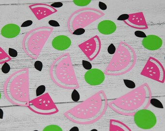 Puede incluir: Confetti de sandía y lima rosa y verde. El confetti de sandía está cortado en forma de rebanada de sandía con semillas negras. El confetti de lima es redondo.