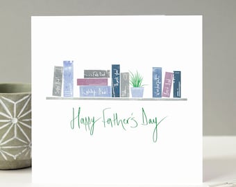 Könnte beinhalten: Eine weiße Karte mit einer grünen Aufschrift "Happy Father's Day". Die Karte zeigt ein Bücherregal mit verschiedenen Büchern mit Titeln wie "Super Dad", "Fab Dad", "Lovely Dad", "Thank You", "Wondergat" und "Best Dad". Eine kleine Topfpflanze steht auf dem Regal.