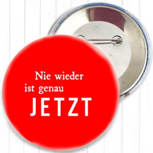 Könnte beinhalten: Ein rustikales Holzschild mit dem handgeschriebenen Wort "Welcome". Das Schild ist weiß gestrichen und hat einen Used-Look mit einem floralen Element. Der Hintergrund ist eine verschwommene Holzstruktur.
