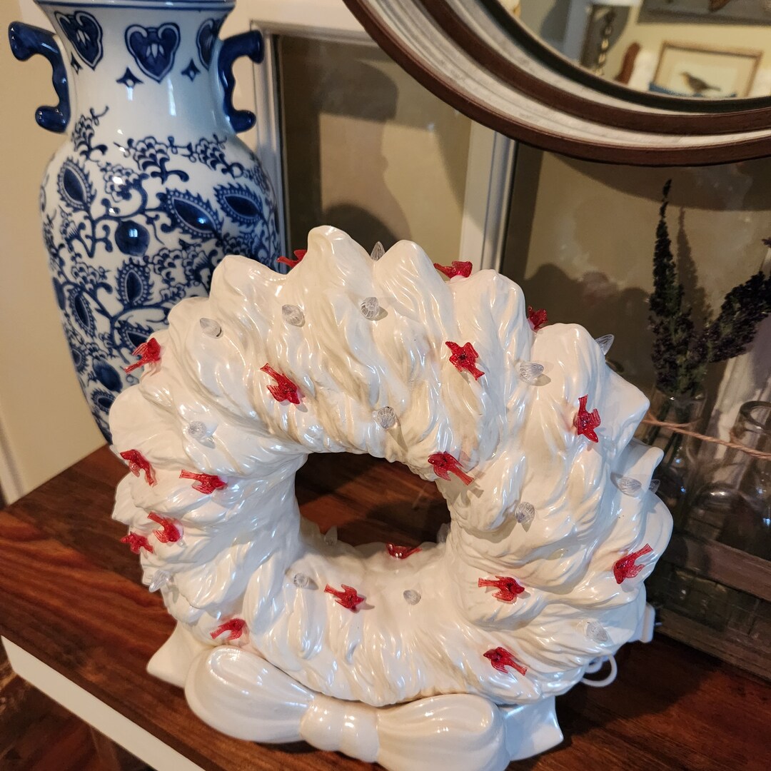 RED BIRDS Ceramic Christmas Wreath Lighted 2pc With Base Kitschy Base