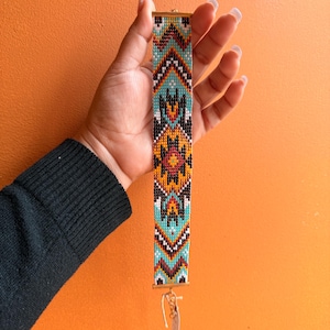 Cavigliera con perline con motivo azteco nativo