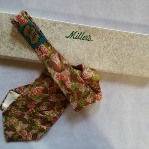 VTG 1940s/50s &#39;Film Noir&#39; Wide Silk Necktie - Postwar &#39;Bold Look&#39; Novelty Print Tie - OOAK / NWT Never Worn Condition - Dapper Dandy 4.5&quot;W