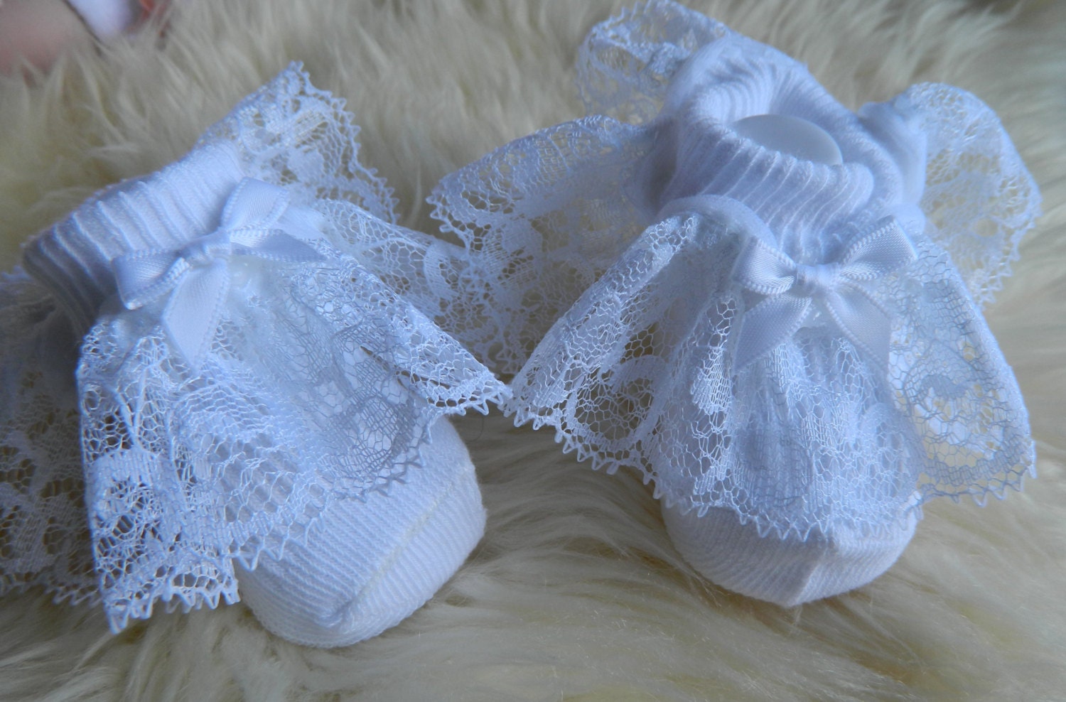 Newborn Baby   white  ruffled lace socks   with white bows shoe/rebor…