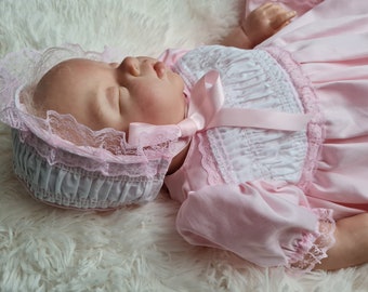 0Reborn/Bébé 1-3 mois/21 à 22" robe blanche en dentelle et coton avec bordure smockée beaucoup de vêtements de poupées en dentelle