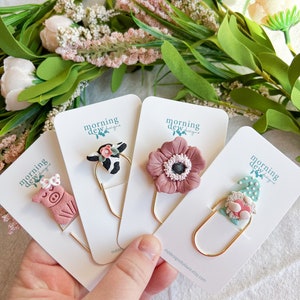 Bokmärke av polymerlera, gem: Gris, ko, gnom, anemonblomma