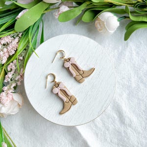 Weiche rosa Schleife Cowgirl Stiefel Polymer Clay Ohrringe