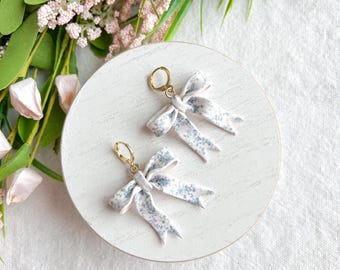 Taubenblaue Toile Coquette Schleife Ohrringe aus Polymer Clay