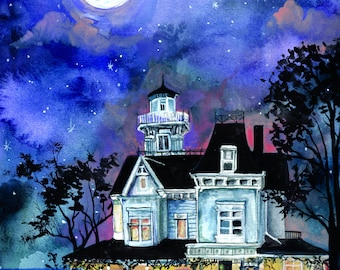 Op de afbeelding: Een groot, wit, Victoriaans huis met een toren en een veranda, verlicht door het licht van een volle maan. Het huis is omgeven door bomen en een donkerblauwe lucht met sterren.