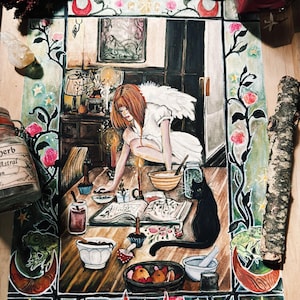 Könnte beinhalten: Illustration einer mystischen Szene mit einer Frau mit Engelsflügeln, umgeben von magischen Gegenständen. Eine schwarze Katze sitzt auf einem Tisch mit einem Buch, Schalen und Kerzen. Das Kunstwerk hat eine dunkle, skurrile Ästhetik mit floralen und himmlischen Elementen.