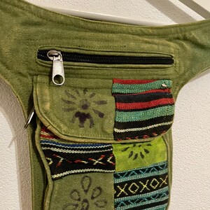 sac ceinture vert avec de nombreux compartiments, pour des événements psychédéliques tels que les fêtes et festivals hippies, Goa et psytrance, sac ceinture sac banane