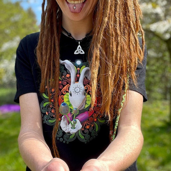 Unisex White Rabbit T-Shirt Alice im Wunderland, verrückter Hutmacher psychedelic mit Mushrooms Pilzen für Goa und Psytrance Partys Festival