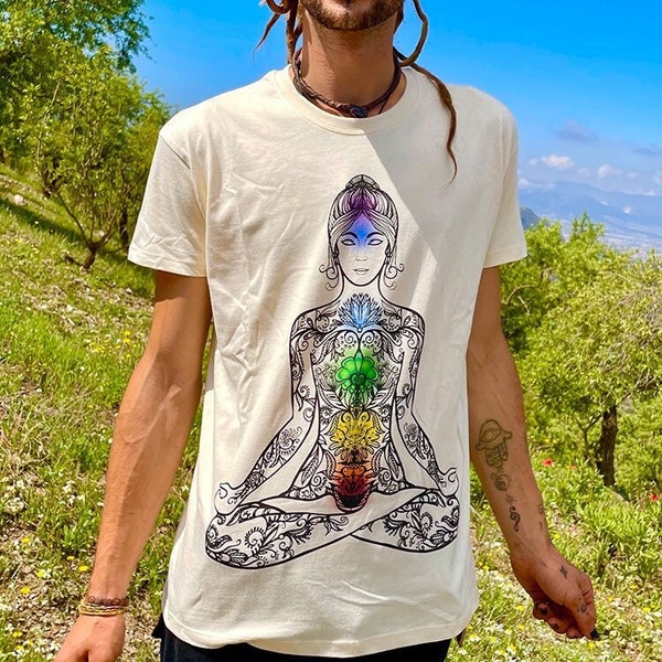 Creme-weißes Yoga T-Shirt mit den 7 Chakren in den den Farben des Regenbogens  Kundalini Energiezentren Chakra Meditation und Heilung