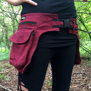 sac banane rouge avec de nombreux compartiments, pour les événements psychédéliques tels que les fêtes et festivals hippies, Goa et psytrance, sac banane sac banane