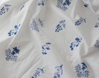 Weiße Farbe mit gestickter blauer Blume, reine Baumwollstickerei, Tischdecke Stoff, handgemachter DIY Stoff