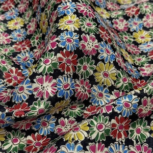 Puede incluir: Una taza de cerámica blanca con un asa negra y el texto "But First, Coffee" en negro, con una fuente de estilo manuscrito. La taza está sobre una superficie blanca.