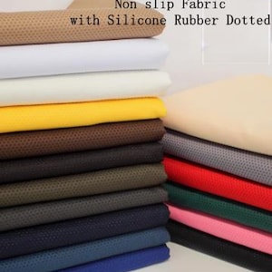 Pu&ograve; includere: Una pila di tessuto antiscivolo con punti in gomma siliconica di vari colori, tra cui beige, bianco, giallo, marrone, grigio, verde, blu navy e rosa.