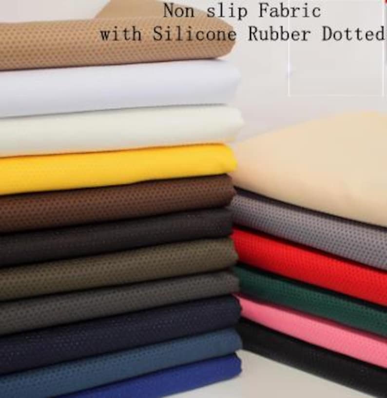 Pu&ograve; includere: Una pila di tessuto antiscivolo con punti in gomma siliconica di vari colori, tra cui beige, bianco, giallo, marrone, grigio, verde, blu navy e rosa.