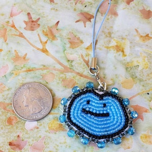 Blue Friend Shaped Blob Phone Charm / Sprite de jeu vidéo / Sprite mignon / Fait à la main / Broderie de perles