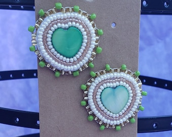 Green Heart Shell Studs / Fait à la main / Coquille / Amour / Valentines / Girly / Laiton vert / Style Boho / Broderie de perles / Perles plates / Forme de cœur