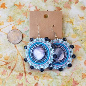 Große runde schwarz gefärbte Muschel Ohrringe mit blau lila Perlen / Hand gemacht / Bead Embroidery