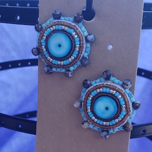 Orecchini con borchie a conchiglia blu con perline opali di fuoco / semplici / conchiglie blu / fatte a mano / perline / semplici / piccole / stile Boho / ricamo di perline / perline piatte