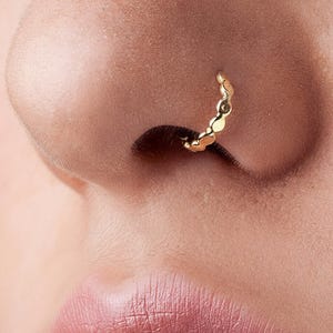 ゴールドノーズフープ：繊細なハンドメイドジュエリー（ソリッド14K、カスタムサイズ）