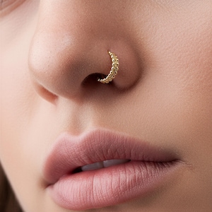 Dikke gouden neusring: 14k gehamerde brede ring (geel, wit, roos)