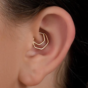 Orecchino Daith: anello geometrico per cartilagine in oro massiccio 14k (asimmetrico)