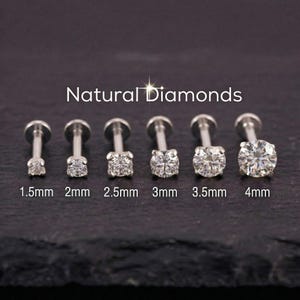 Puede incluir: Seis pendientes labret plateados con diamantes naturales redondos y transparentes, de 1,5 mm a 4 mm. El texto "Natural Diamonds" está sobre los pendientes. Las medidas están en milímetros.