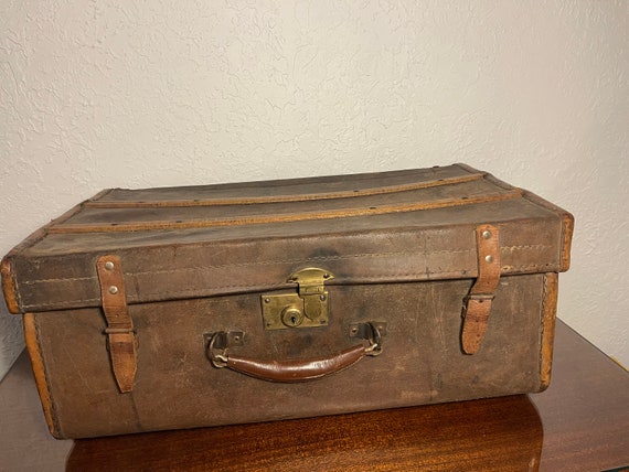 ヴィンテージアンティークウッドレザースーツケーストランク。スチーム