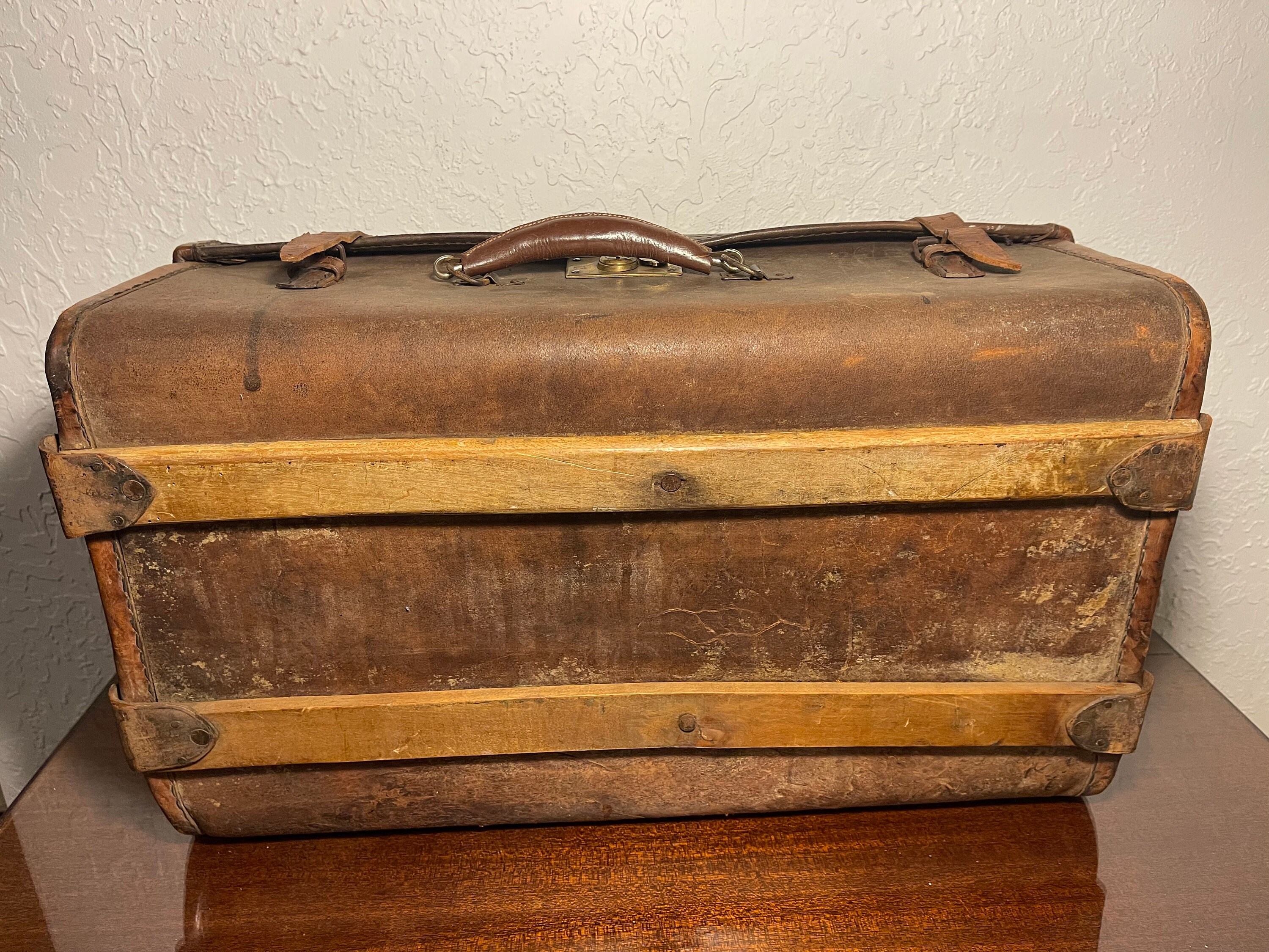 ヴィンテージアンティークウッドレザースーツケーストランク。スチーム