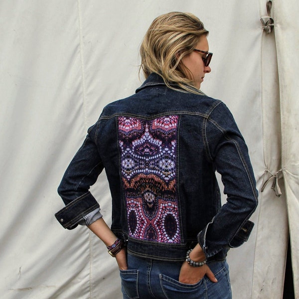 Veste en jean fractale | Veste de festival recyclée | violet, rose, orange tie-dye, moyen pour femmes