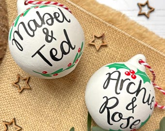 Adorno navideño de cerámica personalizado con letras a mano.