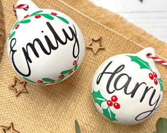 Adorno navideño de cerámica personalizado con letras a mano.
