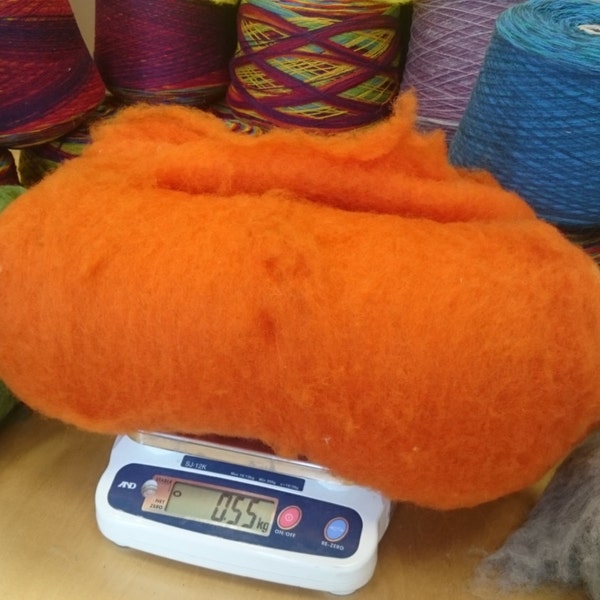 550 g de laine cardée orange pour le feutrage humide à l’aiguille.