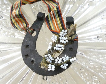 Antieke Lucky Horseshoe broche c 1900 Schotse Tartan & Heather gesmeed ijzeren hoefijzer souvenir