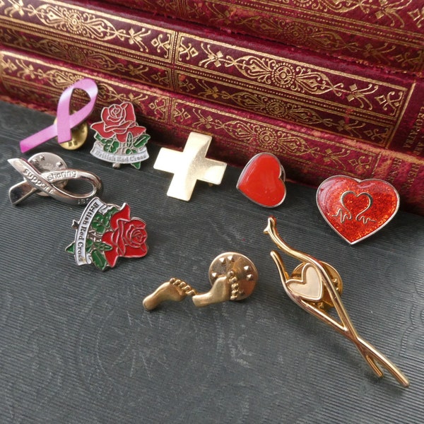 Lot d'insignes vintage, insignes d'organismes de bienfaisance pour la santé, dont le cancer du sein, la Croix-Rouge britannique, la Fondation du coeur, etc.