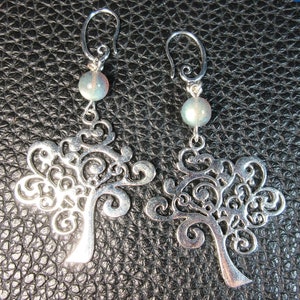 Peut inclure: Une tasse en céramique blanche avec un motif floral coloré. La tasse a une anse et un large bord. Les fleurs sont dans les tons de rose, de violet et de jaune. La tasse est probablement pour les boissons chaudes.