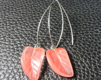 NOUVEAU! Élégantes Boucles d'Oreille Feuille Sculptée de Quartz Cerise et Acier Inoxydable