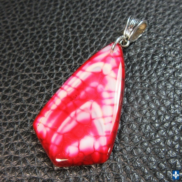 Splendid White and Red Veined Agate Shield & Plated Silver Pendant