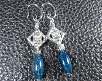 NEU! Bezaubernde Ohrstecker aus türkisblauem Achat und silberplattiertem Diamantcluster.