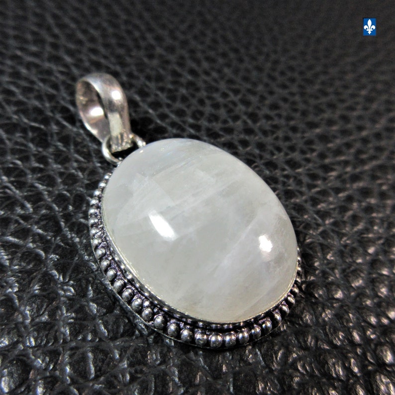 Nice Moonstone /& .925 Plated Silver Ovale Pendant