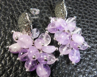 Preciosos pendientes de botón con amatista natural pálida y baño de plata.