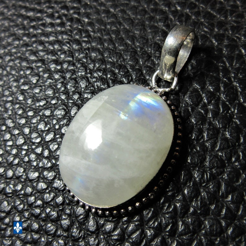 Nice Moonstone /& .925 Plated Silver Ovale Pendant
